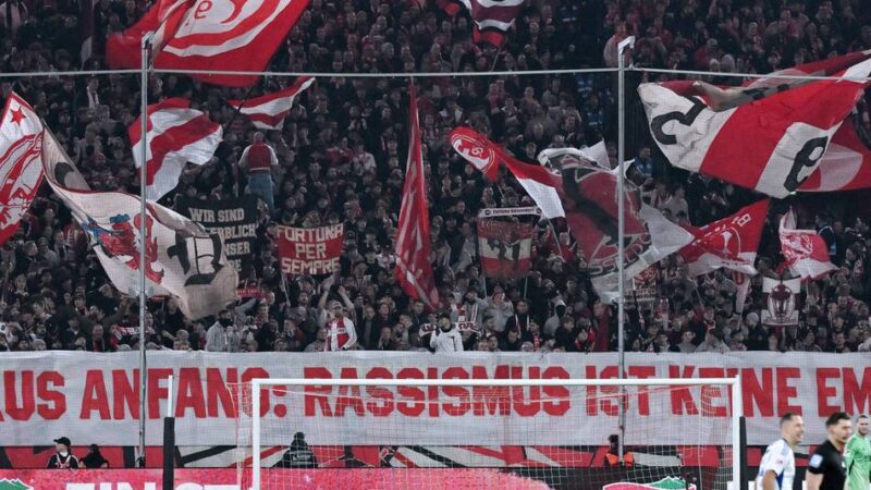 „Rassismus ist keine Emotion!“: Warum das Banner der Fortuna-Ultras mehr ist als nur Kritik an Anfang