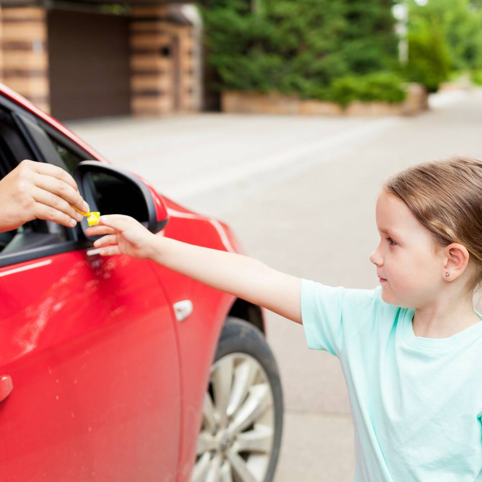 Polizei Duisburg ermittelt: Unbekannter Mann spricht Mädchen auf dem Schulweg an