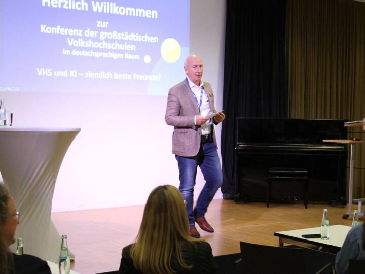 VHS-Direktor Volker Heckner: „KI sitzt quasi mit uns im Kursraum“