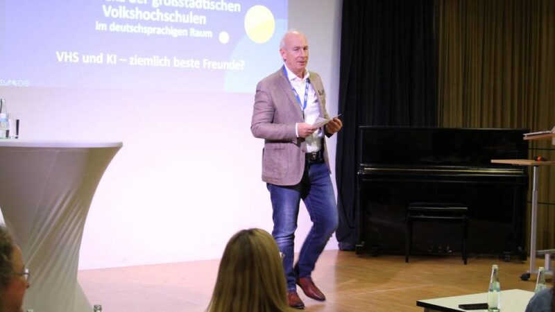 VHS-Direktor Volker Heckner: „KI sitzt quasi mit uns im Kursraum“