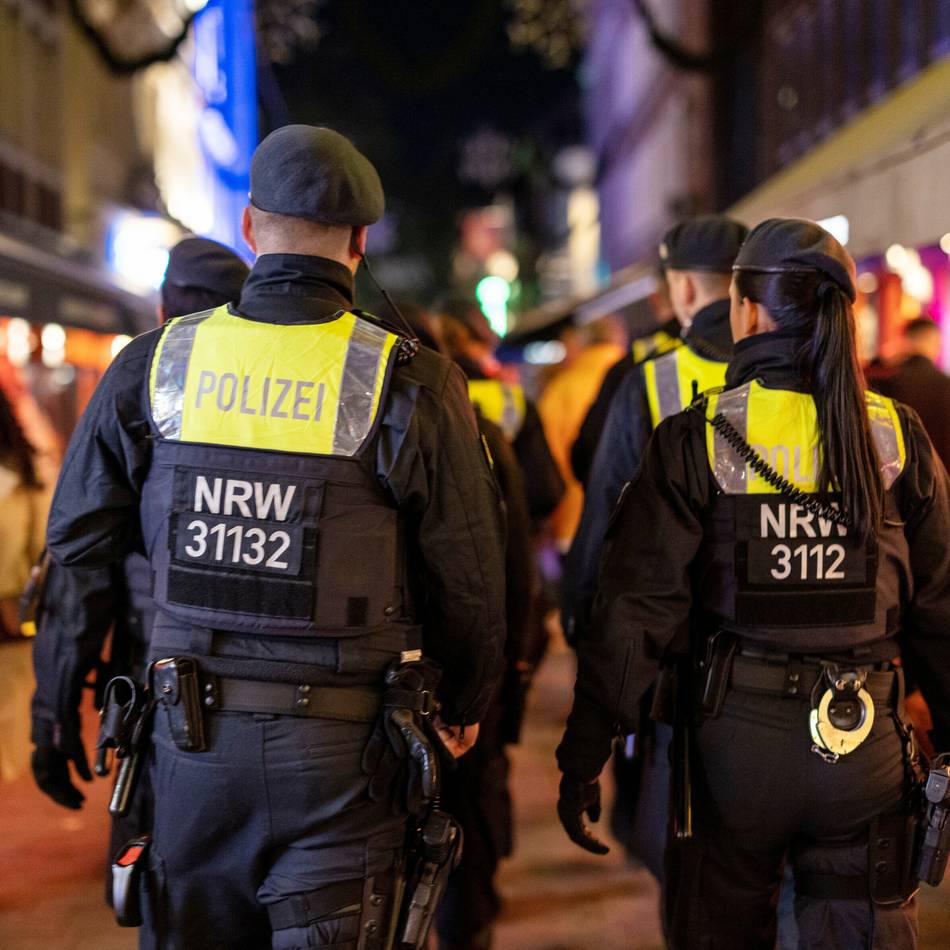 Einbahnstraße für Fußgänger: Polizei sperrte Bolkerstraße in der Altstadt in eine Richtung