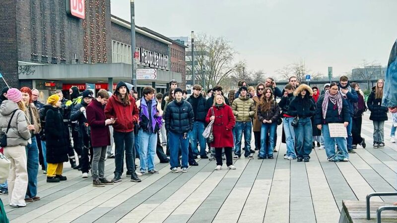 Protest gegen Reform in Duisburg: Das neue Wehrdienst-Modell? – „Finden wir natürlich scheiße“