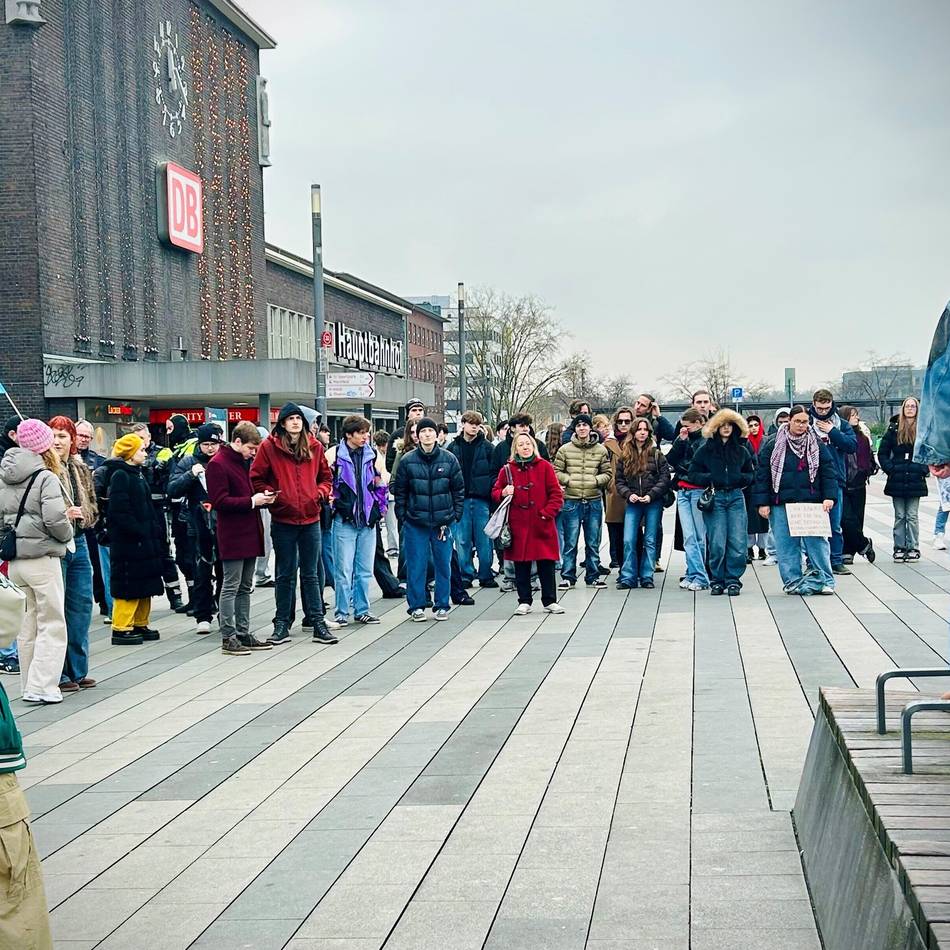 Protest gegen Reform in Duisburg: Das neue Wehrdienst-Modell? – „Finden wir natürlich scheiße“