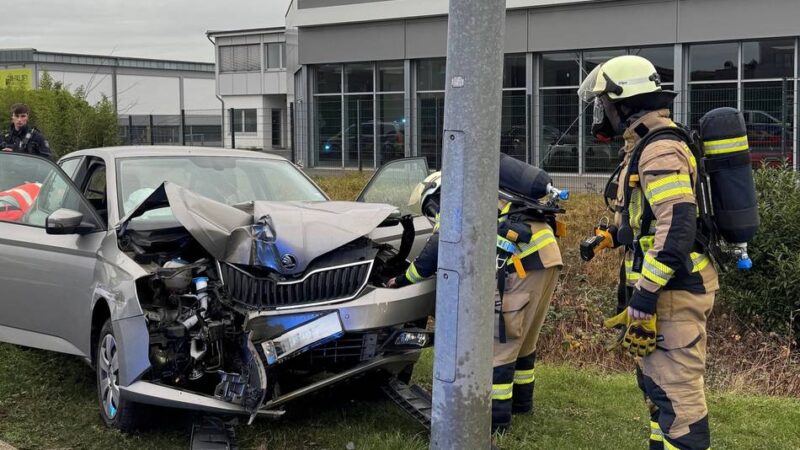 Unfall in Meerbusch: Schwangere wird ohnmächtig und fährt gegen Laterne