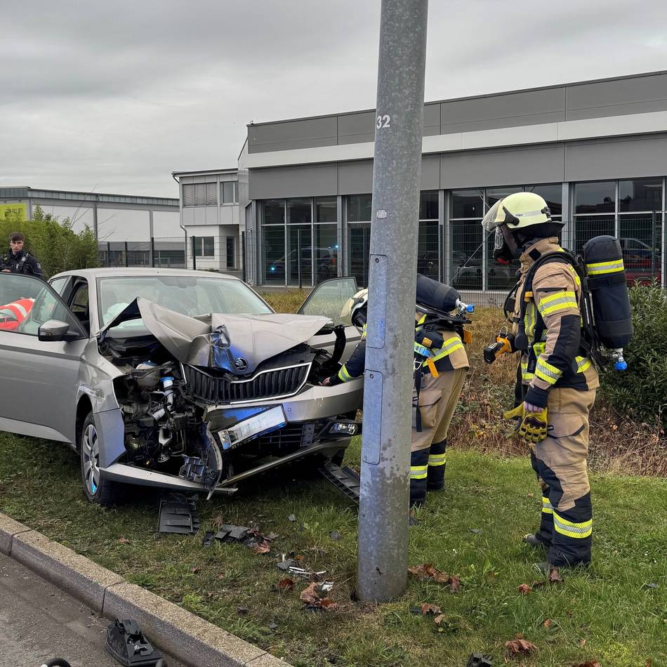 Unfall in Meerbusch: Schwangere wird ohnmächtig und fährt gegen Laterne