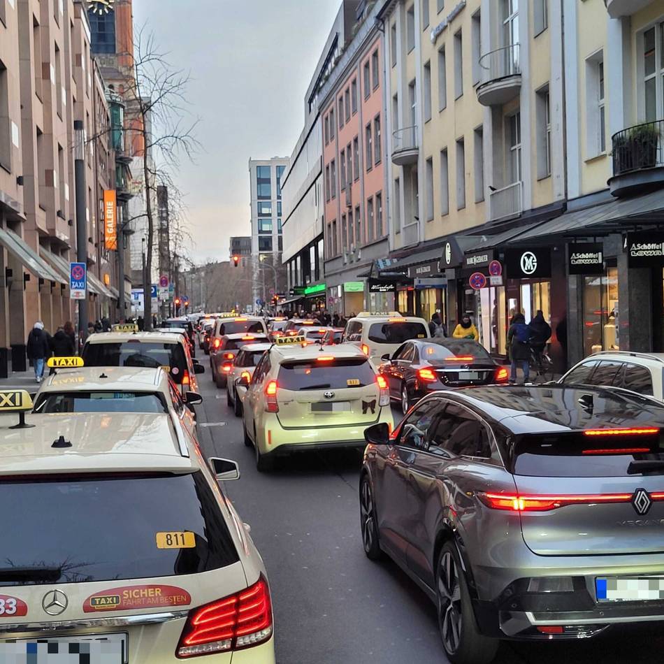 Volle Straßen in Düsseldorfer Innenstadt: Verkehr kollabiert in den letzten Tagen vor Weihnachten