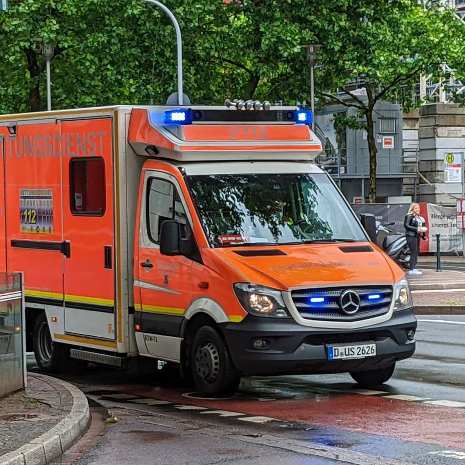Unfall in Düsseldorf-Bilk: Mann liegt schwer verletzt am Straßenrand