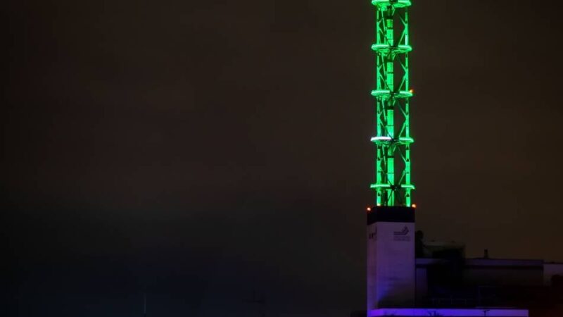 Zum Jahreswechsel: Duisburger Stadtwerke-Turm leuchtet zu Silvester bunt