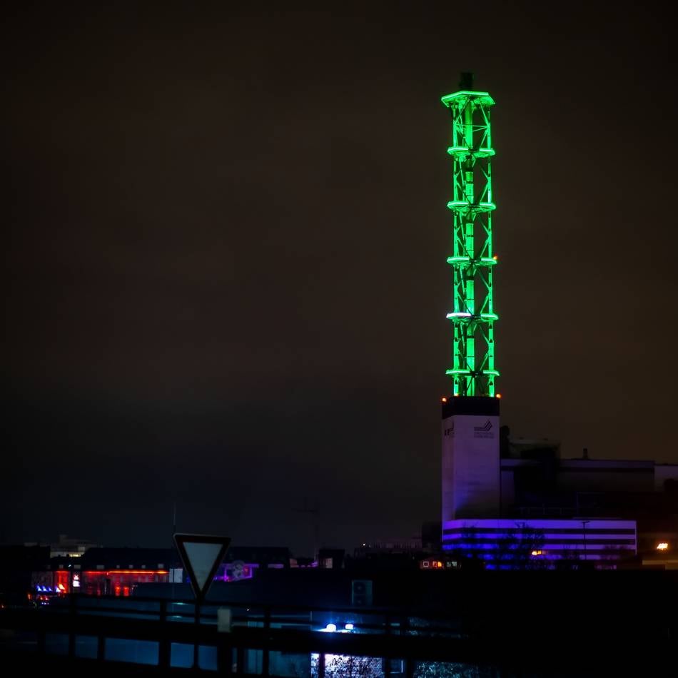 Zum Jahreswechsel: Duisburger Stadtwerke-Turm leuchtet zu Silvester bunt
