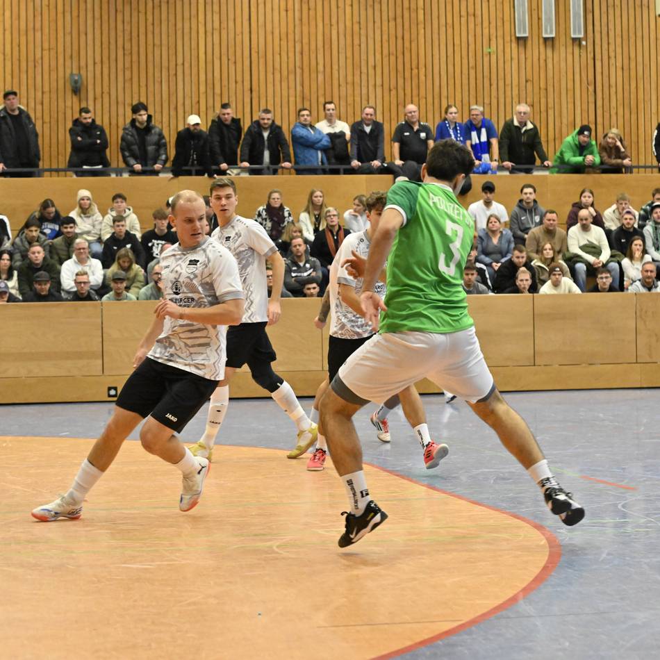 Hallenstadtmeisterschaft Mönchengladbach: Neuwerk ist weiter, Polizei SV und Furious kämpfen um zweites Endrunden-Ticket – die Zwischenrunde im Liveticker!