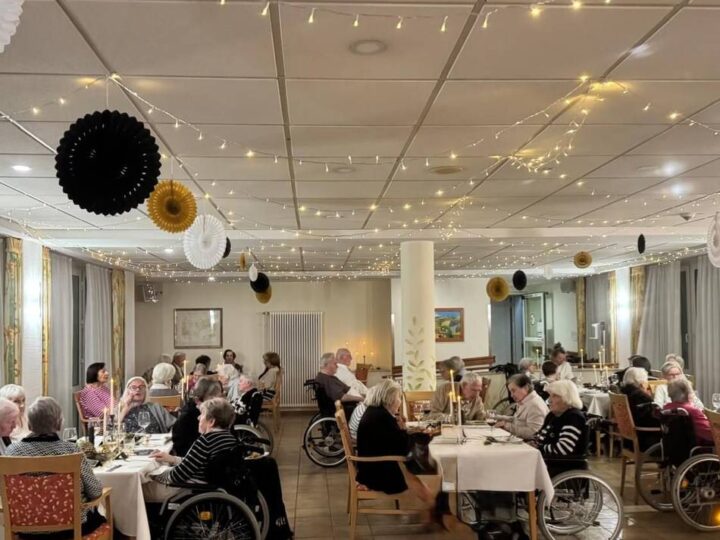 „Dass ich das noch erleben durfte“: Gala-Dinner erfreut Bewohner in Meerbuscher Seniorenheim