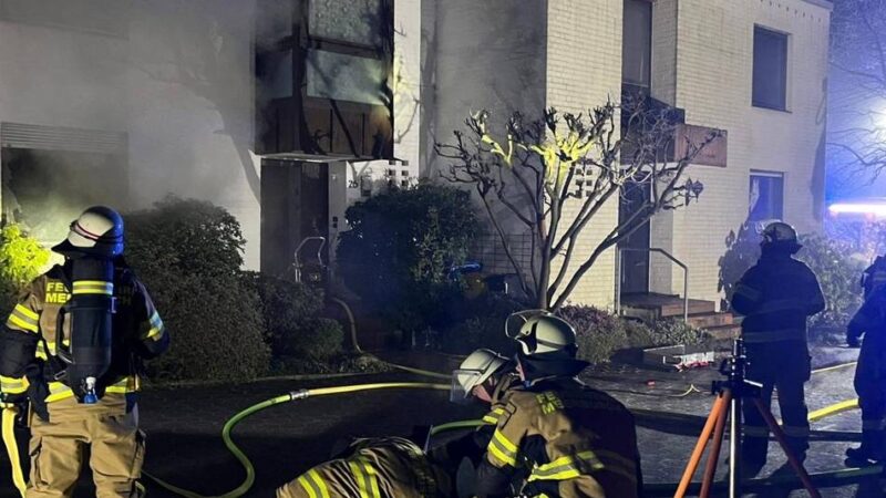 Brennende Küchen und Müllcontainer: Meerbuscher Feuerwehr im Dauereinsatz