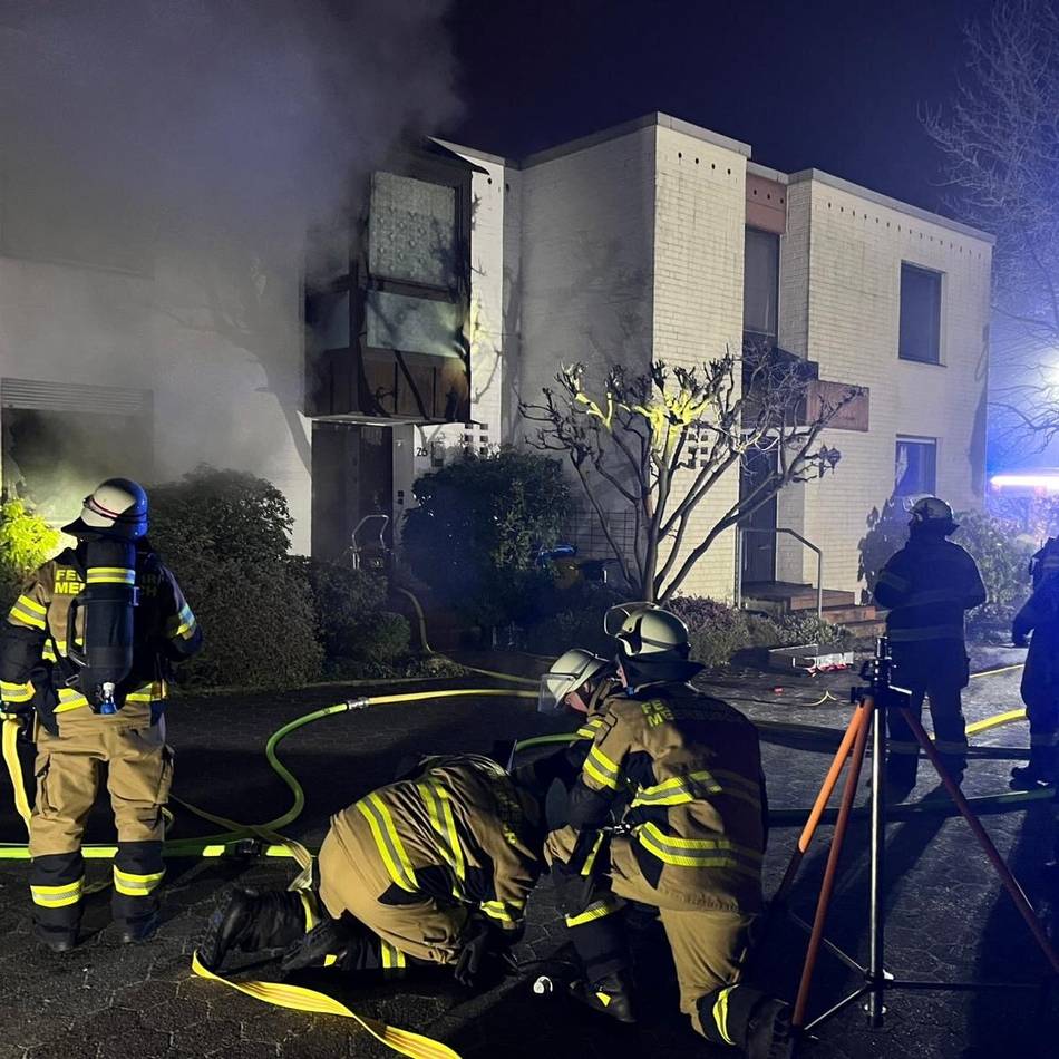 Brennende Küchen und Müllcontainer: Meerbuscher Feuerwehr im Dauereinsatz