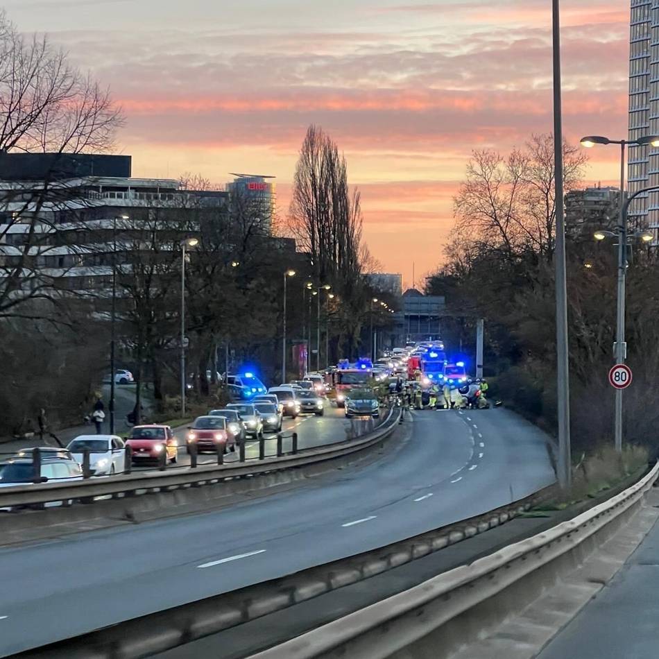 Unfall in Düsseldorf: Auto überschlägt sich – Kennedydamm nach Sperrung wieder frei