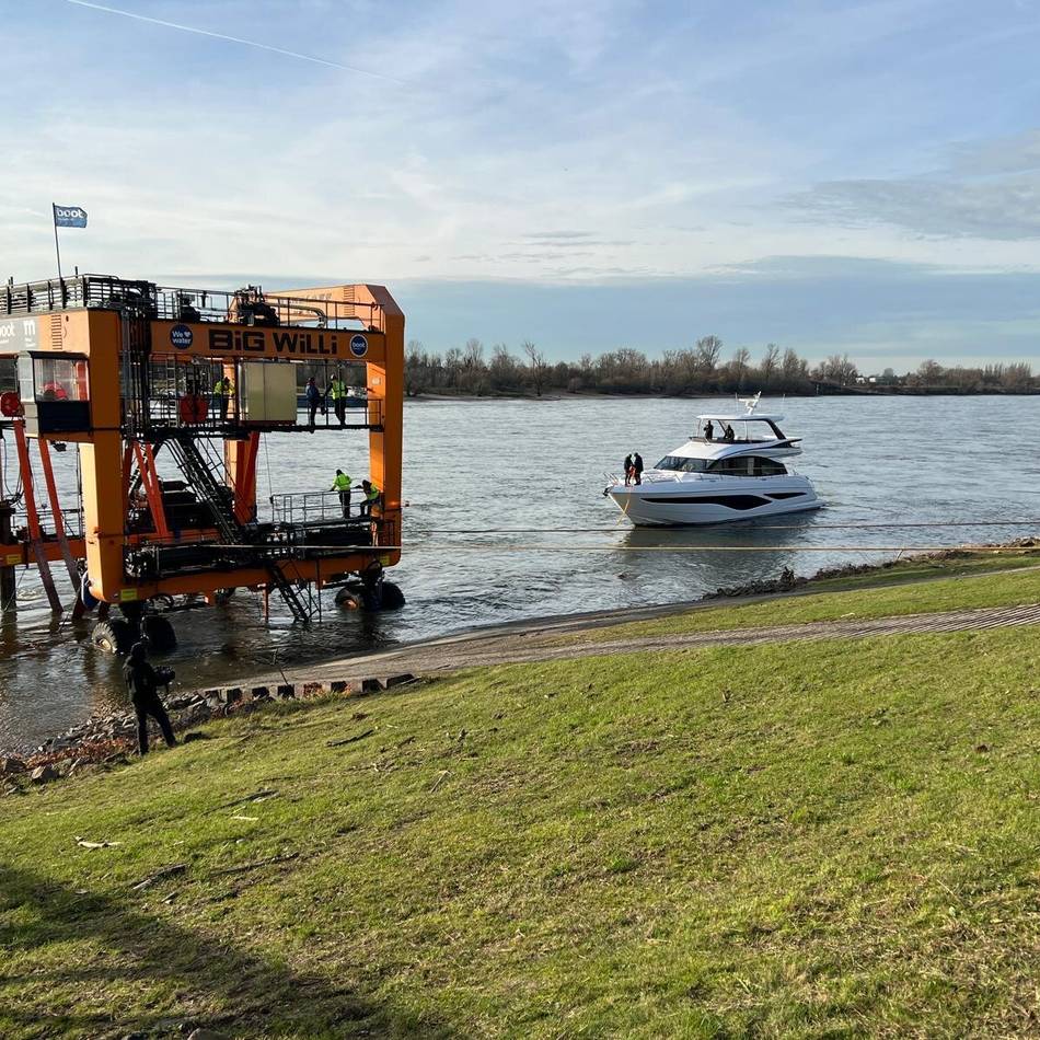 Messe Boot in Düsseldorf: Big Willi hebt die ersten Millionenjachten aus dem Rhein