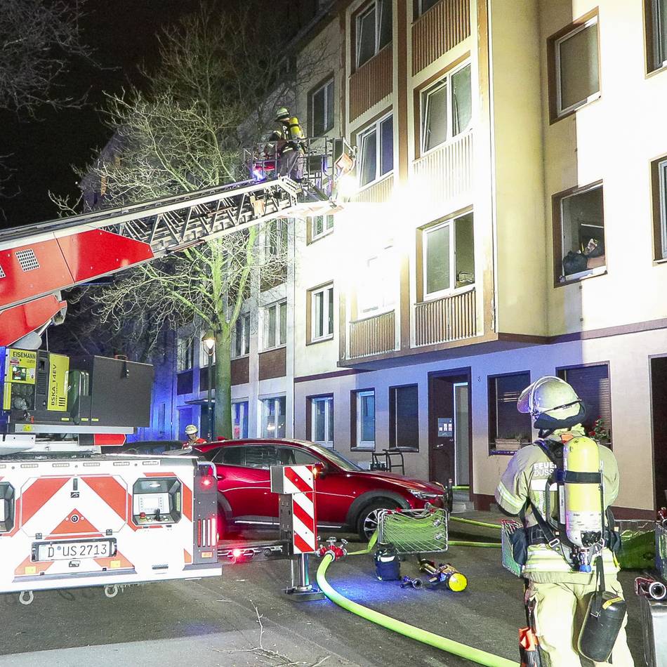 E-Scooter mögliche Ursache: Zimmerbrand in Flingern – Feuerwehr rettet sieben Personen