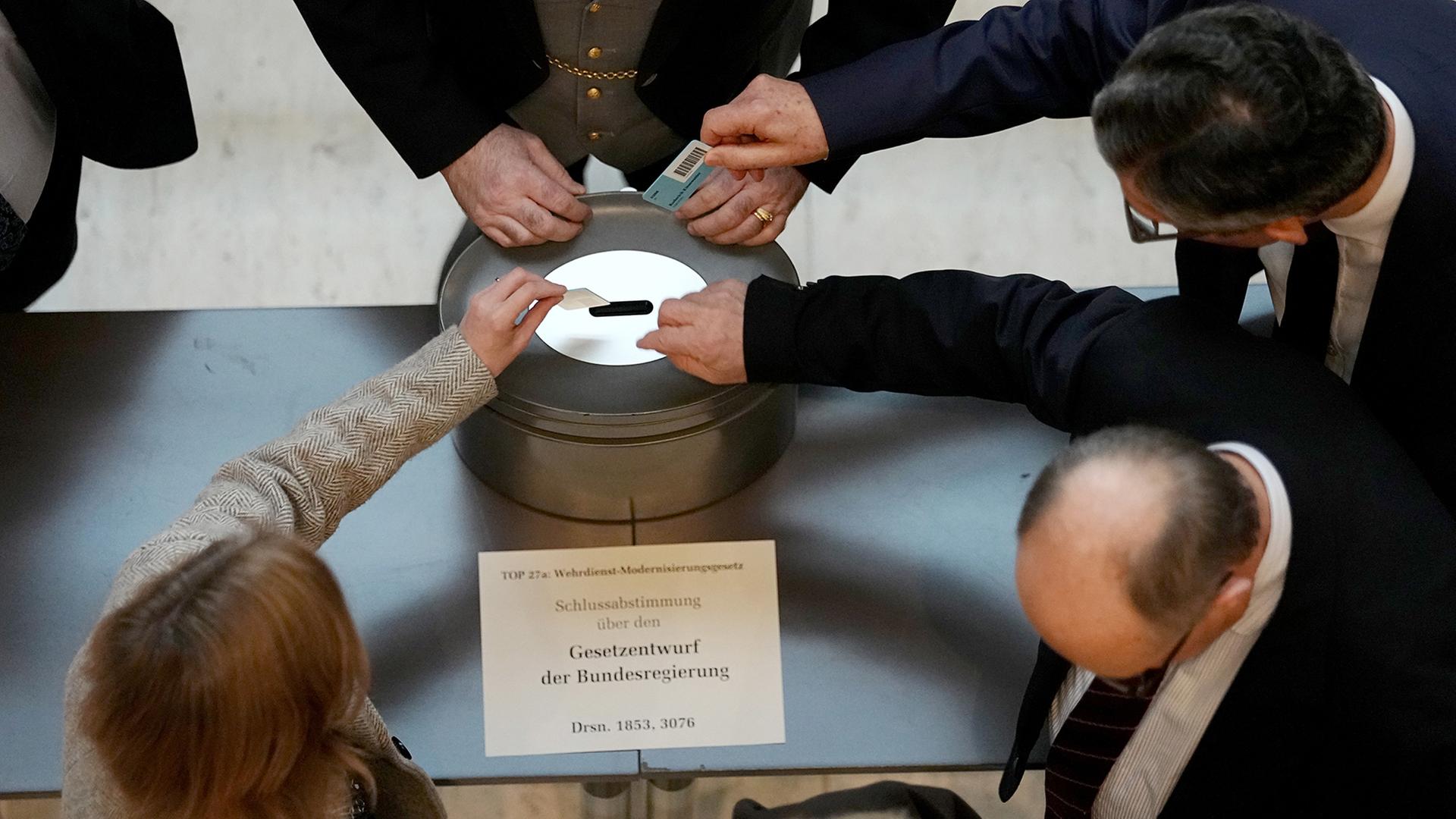 Bundestag stimmt für neues Wehrdienstgesetz