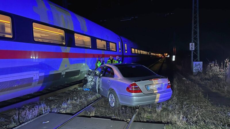 Fahrer leicht verletzt: ICE rammt Auto an Bahnübergang
