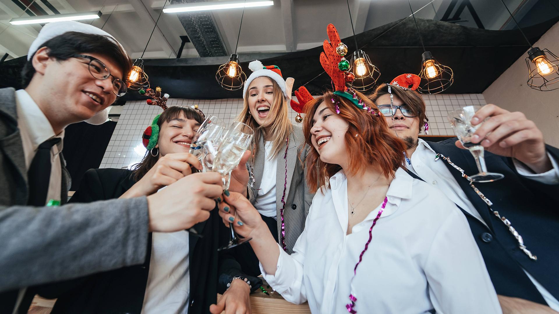 Weihnachtsfeiern im Betrieb – was gilt rechtlich?  