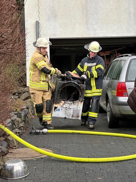 FW Königswinter: Haushaltsgroßgeräte brennen im Keller eines Einfamilienhauses