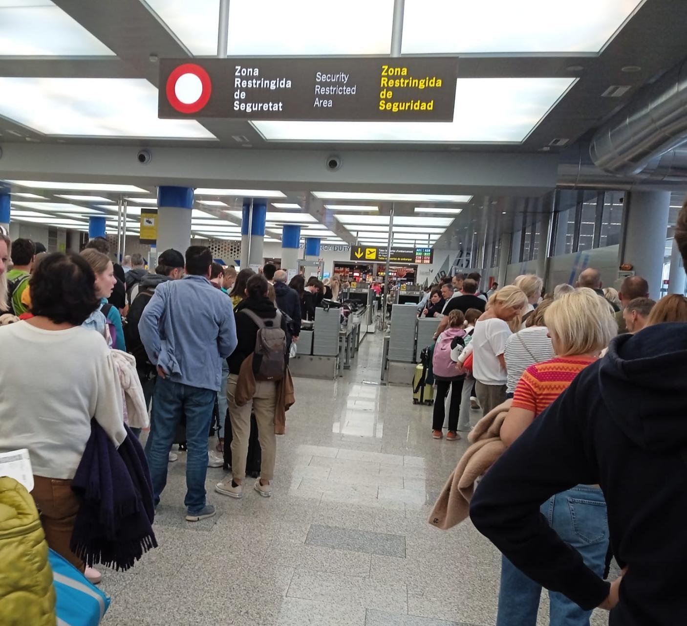 Zwischenfall an Sicherheitskontrolle: Anti-Terror-Protokoll im Flughafen von Mallorca aktiviert!