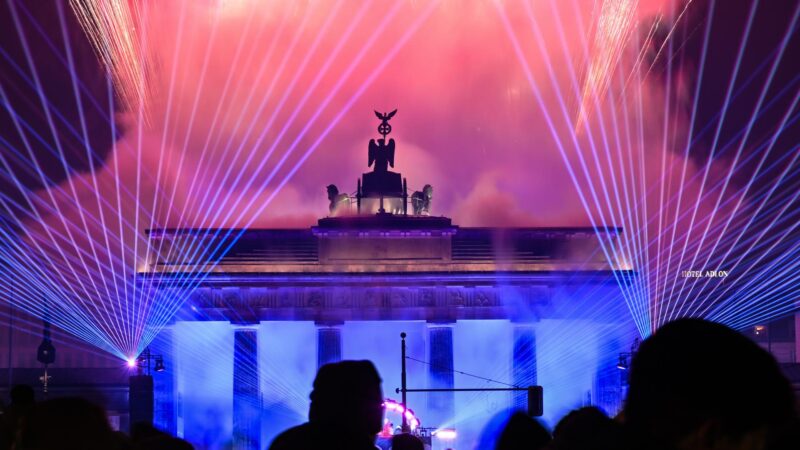 Silvesterfeiern in Berlin und Hamburg : Deutschland begrüßt das Neue Jahr