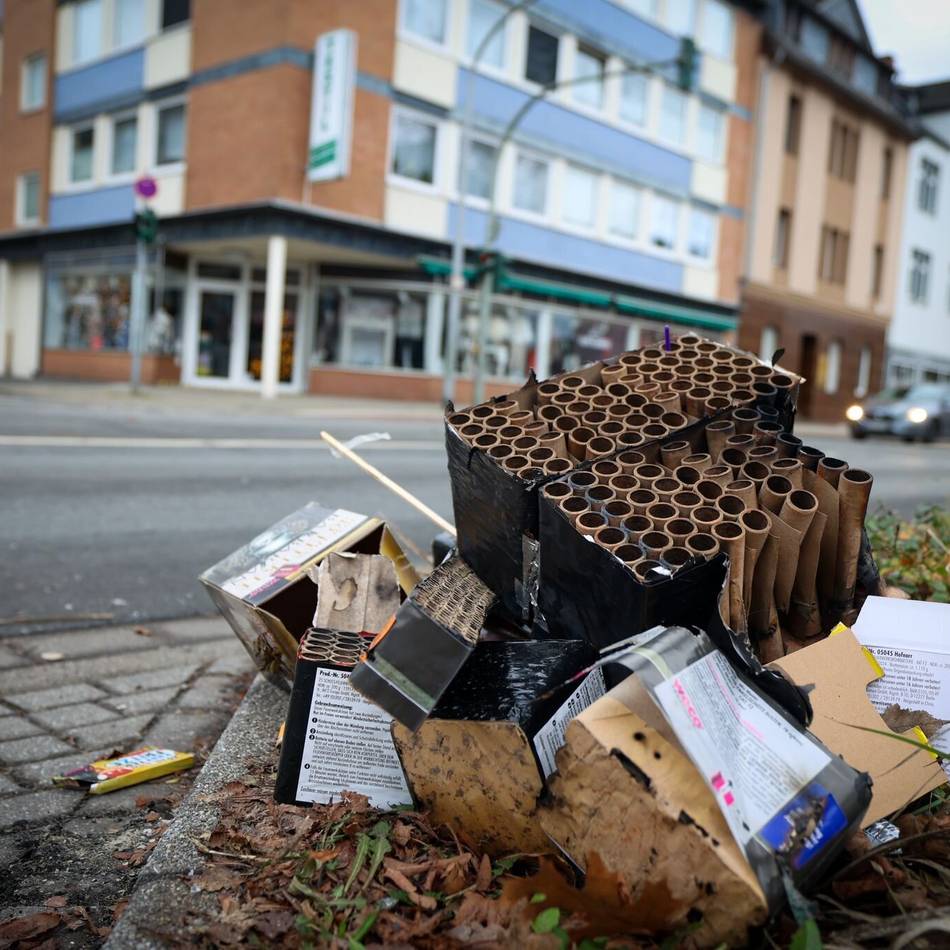 Polizei und Feuerwehr ziehen Bilanz: Brennendes Auto, Böller-Angriffe, ein Toter – so lief die Silvesternacht in Duisburg