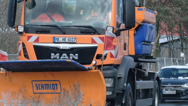 Das Jahr startet mit Schnee: Ein arbeitsreicher Morgen für den Winterdienst
