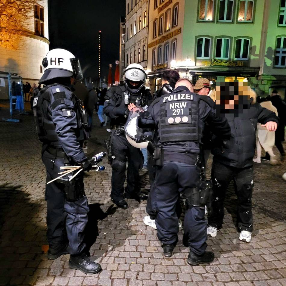 Silvester in Düsseldorf: Polizei geht gegen Böller in der Altstadt vor – „Die machen hier einen auf ernst“