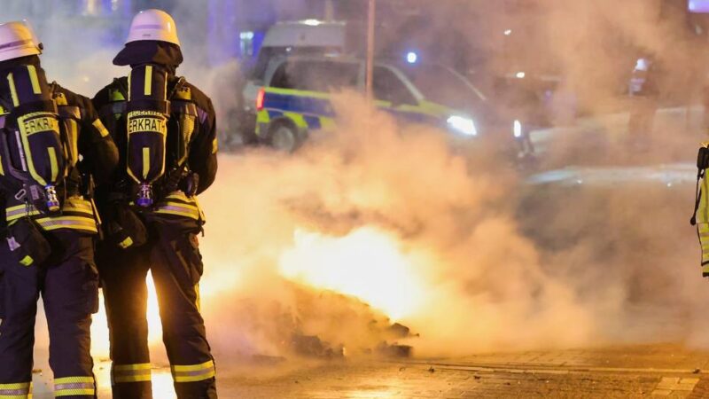 Polizei Mettmann zieht Bilanz zur Silvesternacht: Feuerwerkskörper beschädigt Auto und Carport